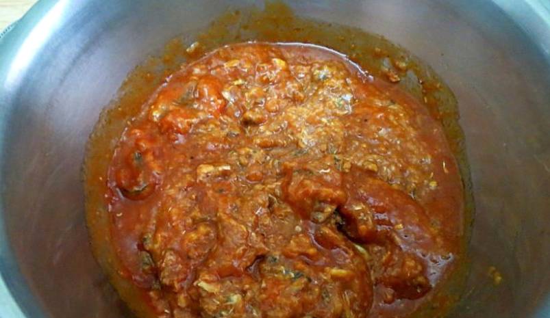 Салат из кильки в томатном соусе с рисом, яйцом и огурцом