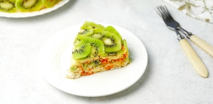 Салат из киви с курицей и корейской морковью