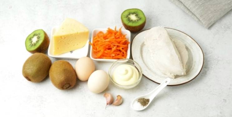 Салат из киви с курицей и корейской морковью