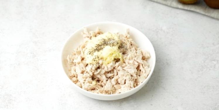 Салат из киви с курицей и корейской морковью