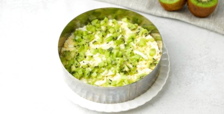 Салат из киви с курицей и корейской морковью
