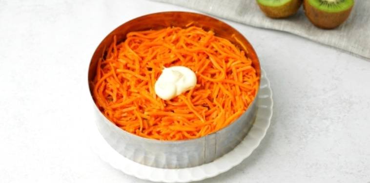 Салат из киви с курицей и корейской морковью