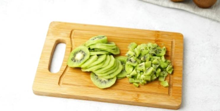 Салат из киви с курицей и корейской морковью