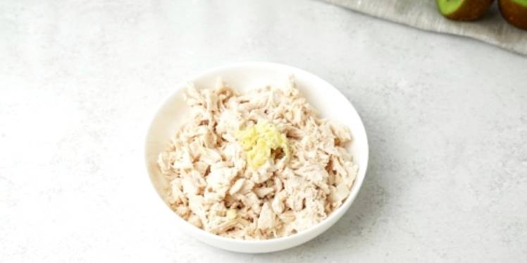 Салат из киви с курицей и корейской морковью