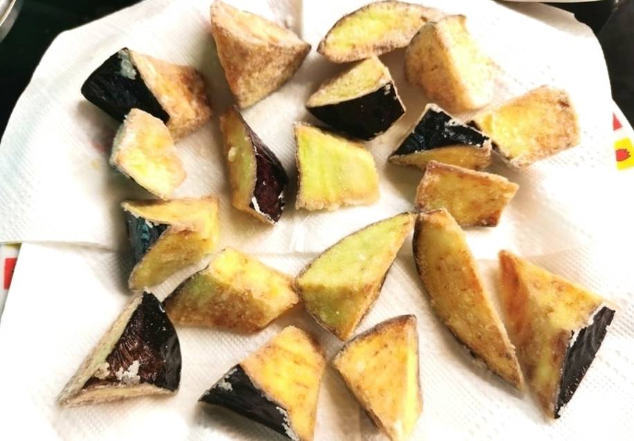 Салат из карамелизированных баклажанов с помидорами и кинзой