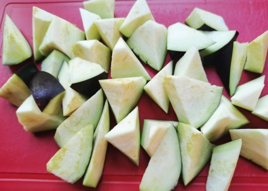 Салат из карамелизированных баклажанов с помидорами и кинзой