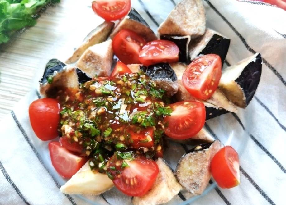 Салат из карамелизированных баклажанов с помидорами и кинзой