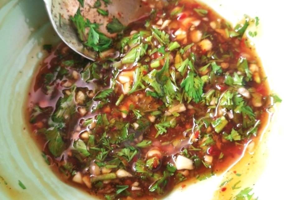 Салат из карамелизированных баклажанов с помидорами и кинзой