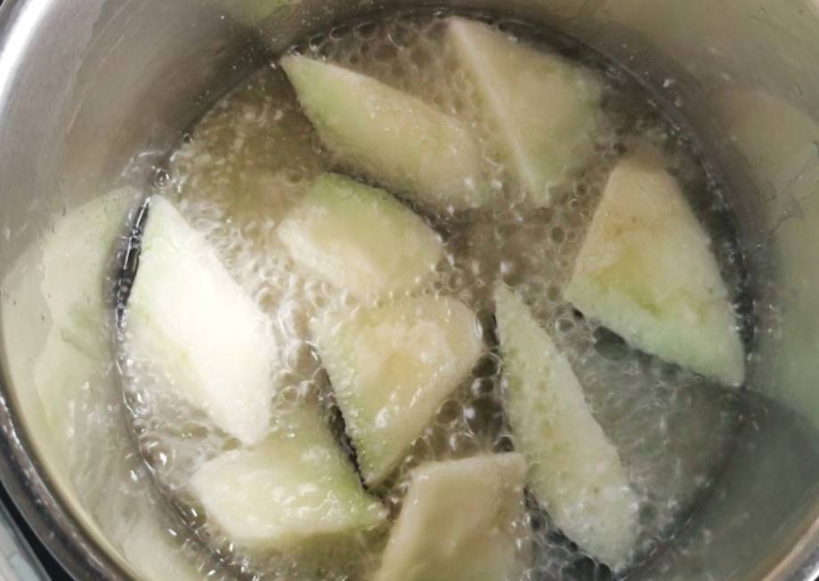 Салат из карамелизированных баклажанов с помидорами и кинзой