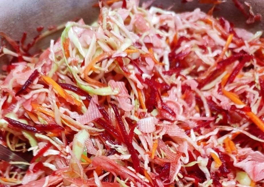 Салат из капусты со свеклой и морковью