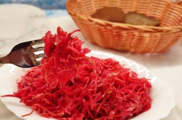 Салат из капусты со свеклой и морковью