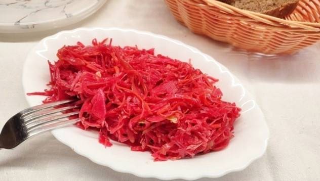 Салат из капусты со свеклой и морковью