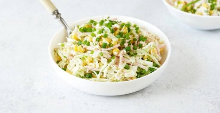 Салат из свежей капусты с кукурузой