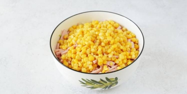 Салат из свежей капусты с кукурузой