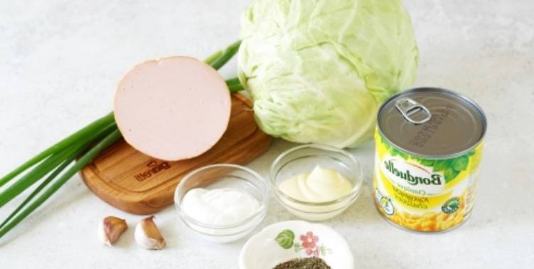 Салат из свежей капусты с кукурузой