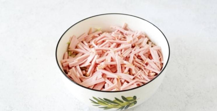 Салат из свежей капусты с кукурузой