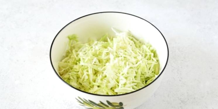Салат из свежей капусты с кукурузой
