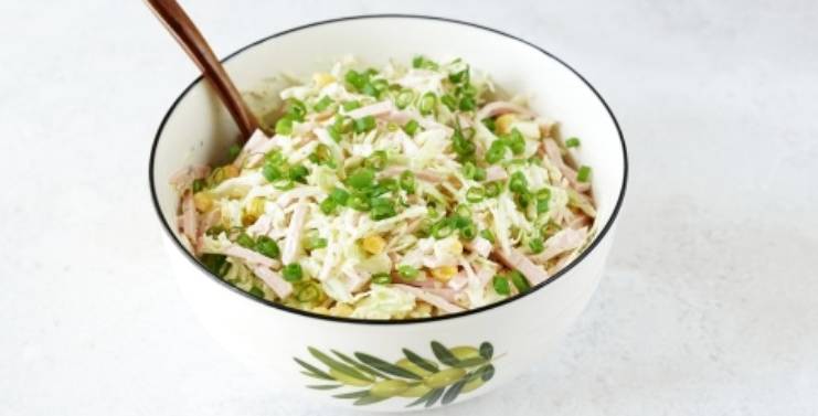 Салат из свежей капусты с кукурузой