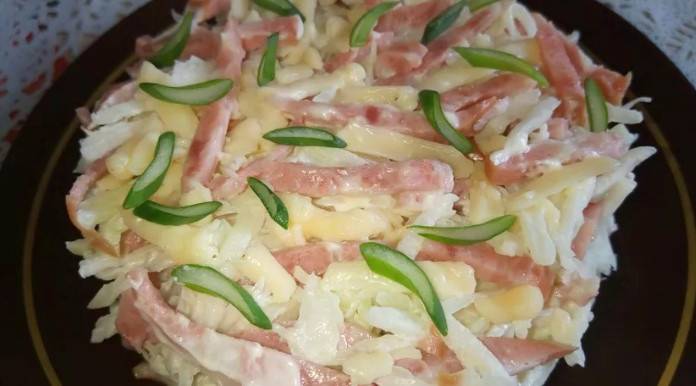 Салат из свежей капусты с копченой колбасой