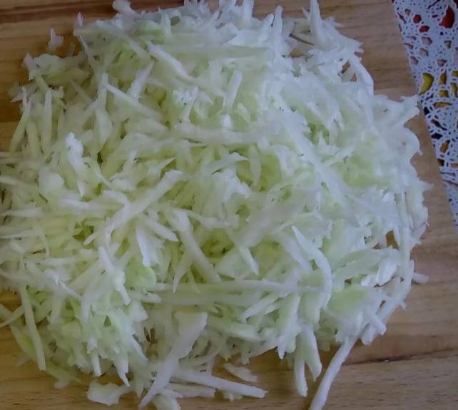 Салат из свежей капусты с копченой колбасой