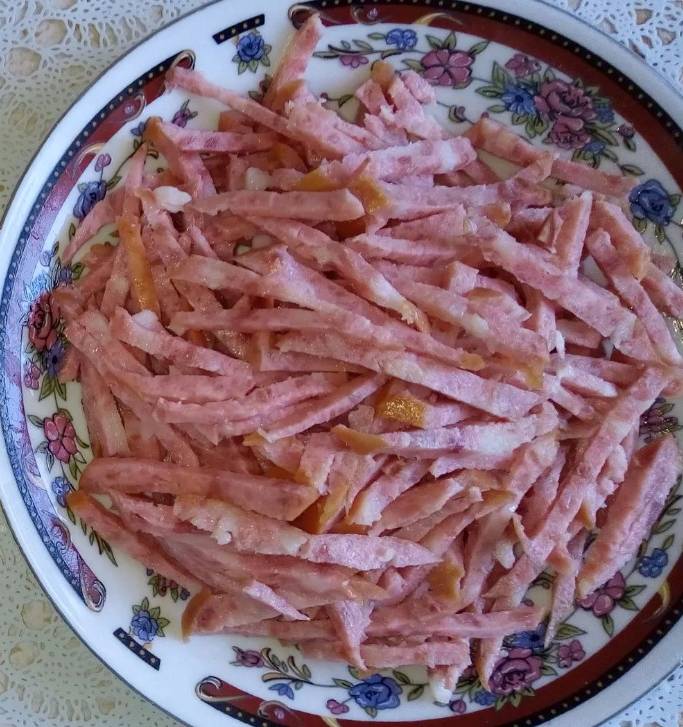 Салат из свежей капусты с копченой колбасой