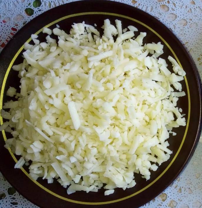 Салат из свежей капусты с копченой колбасой