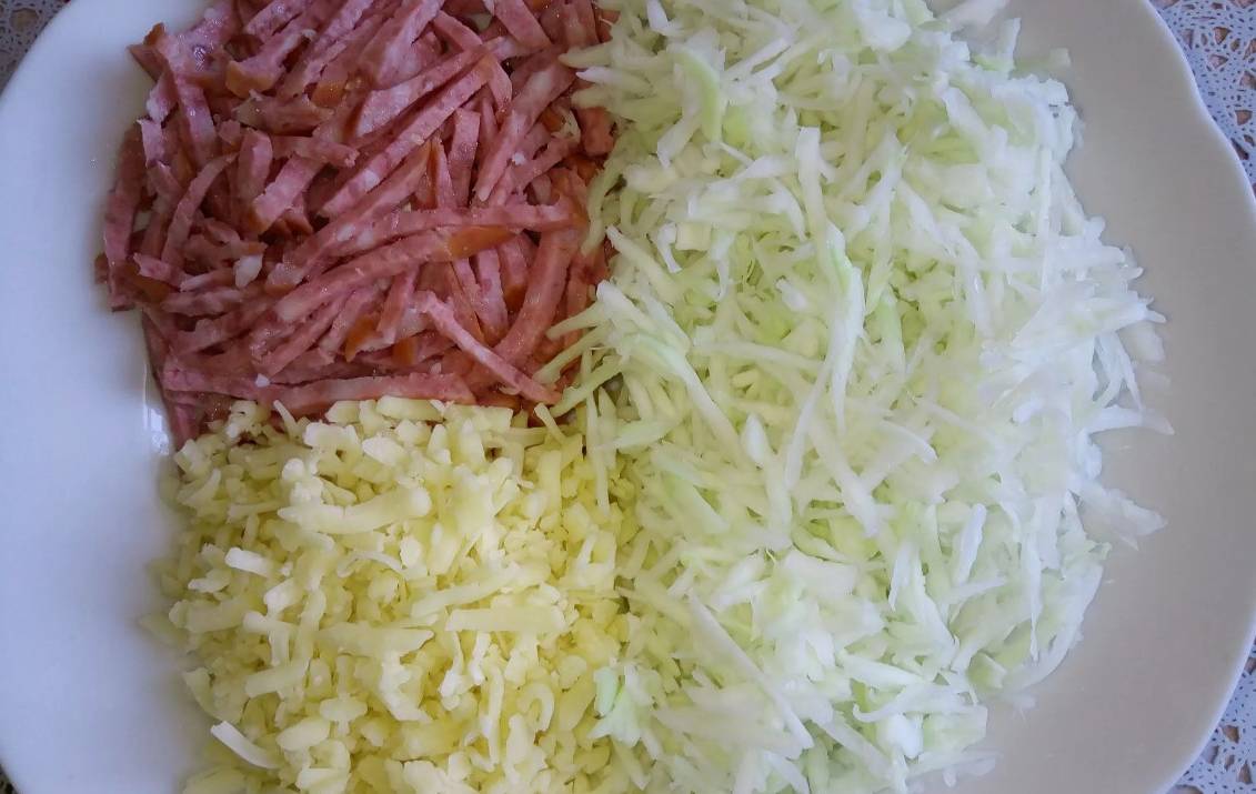 Салат из свежей капусты с копченой колбасой