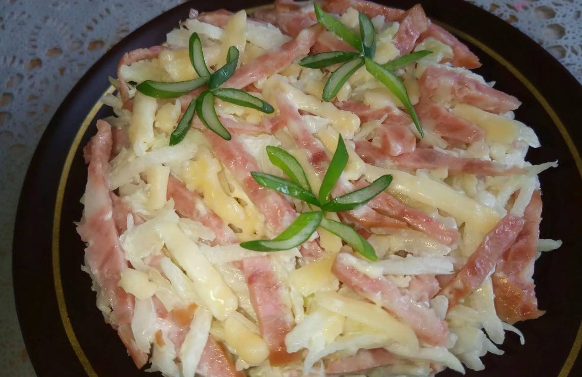 Салат из свежей капусты с копченой колбасой