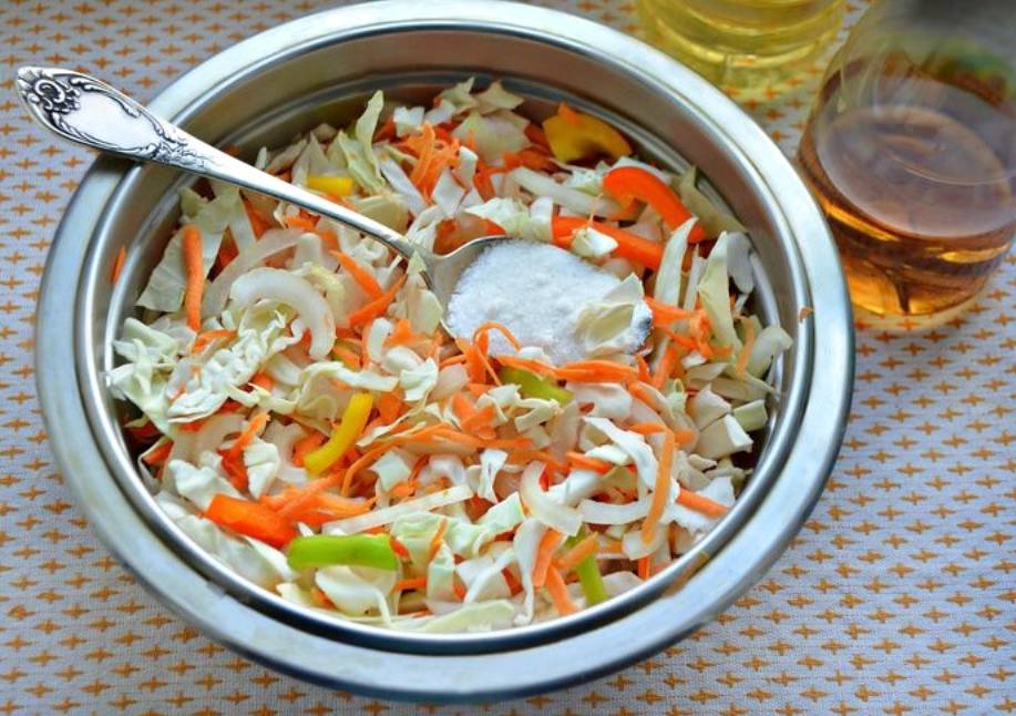 Салат из капусты с болгарским перцем и уксусом