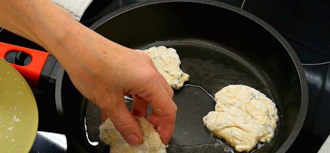 Картофельные лепешки из пюре на сковороде