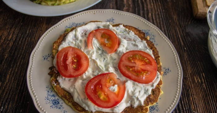Блинный торт из кабачка с помидорами