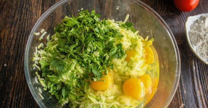Блинный торт из кабачка с помидорами