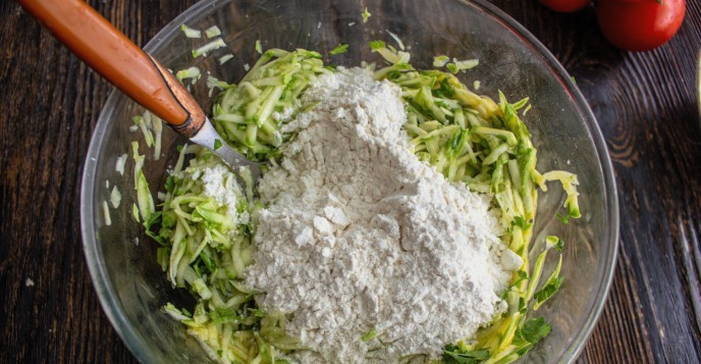 Блинный торт из кабачка с помидорами