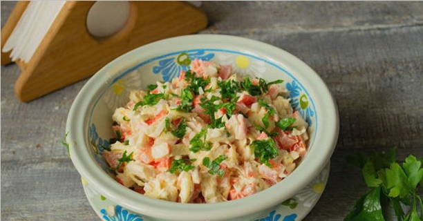 Салат «Жозефина» с курицей и крабовыми палочками
