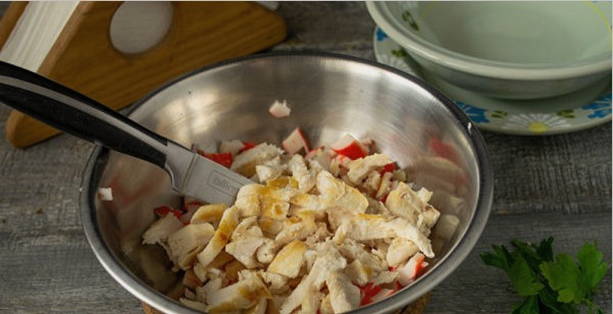 Салат «Жозефина» с курицей и крабовыми палочками