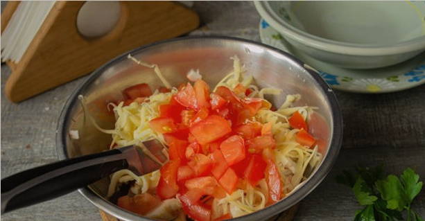 Салат «Жозефина» с курицей и крабовыми палочками