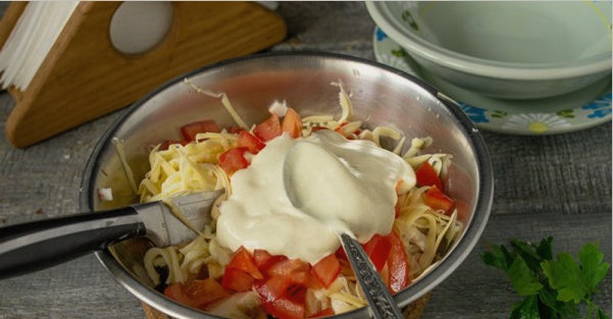 Салат «Жозефина» с курицей и крабовыми палочками