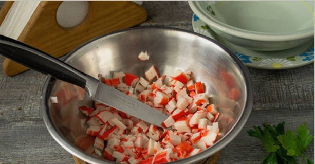 Салат «Жозефина» с курицей и крабовыми палочками