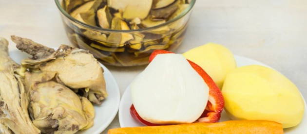 Суп с сушеными грибами и курицей