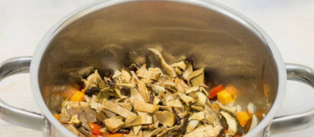 Суп с сушеными грибами и курицей