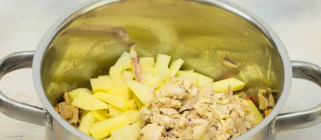 Суп с сушеными грибами и курицей