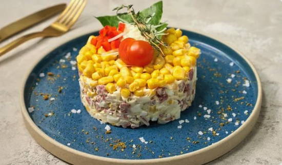 Салат «Ежик» с копченой колбасой, кукурузой, сыром и чесноком