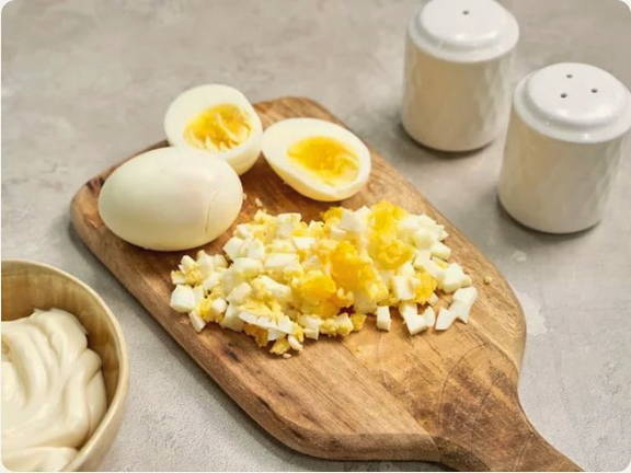 Салат «Ежик» с копченой колбасой, кукурузой, сыром и чесноком