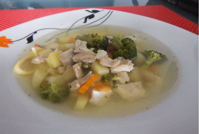 Суп на курином бульоне с брокколи и цветной капустой с картошкой