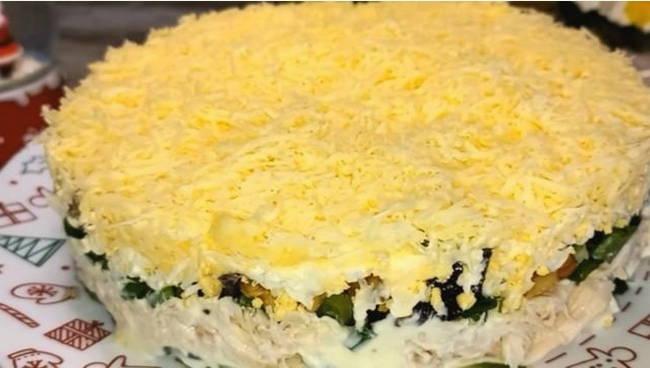 Салат «Дамский каприз» с курицей, черносливом, грецкими орехами, сыром и огурцом