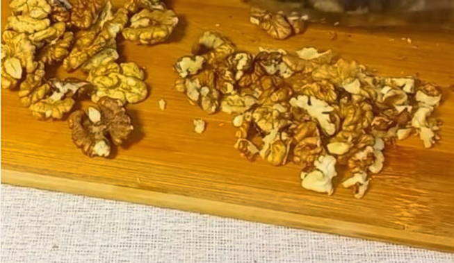 Салат «Дамский каприз» с курицей, черносливом, грецкими орехами, сыром и огурцом