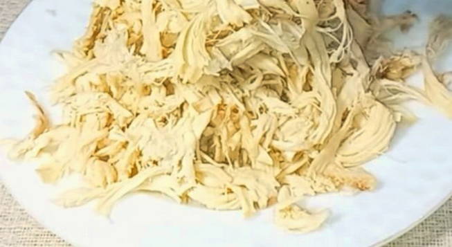 Салат «Дамский каприз» с курицей, черносливом, грецкими орехами, сыром и огурцом