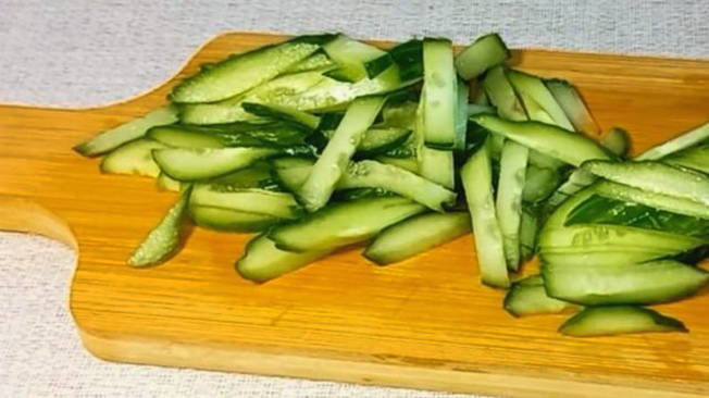 Салат «Дамский каприз» с курицей, черносливом, грецкими орехами, сыром и огурцом