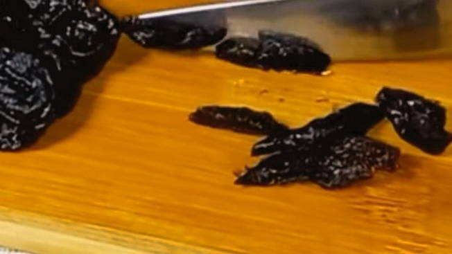 Салат «Дамский каприз» с курицей, черносливом, грецкими орехами, сыром и огурцом