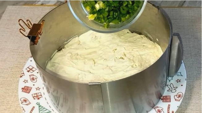 Салат «Дамский каприз» с курицей, черносливом, грецкими орехами, сыром и огурцом